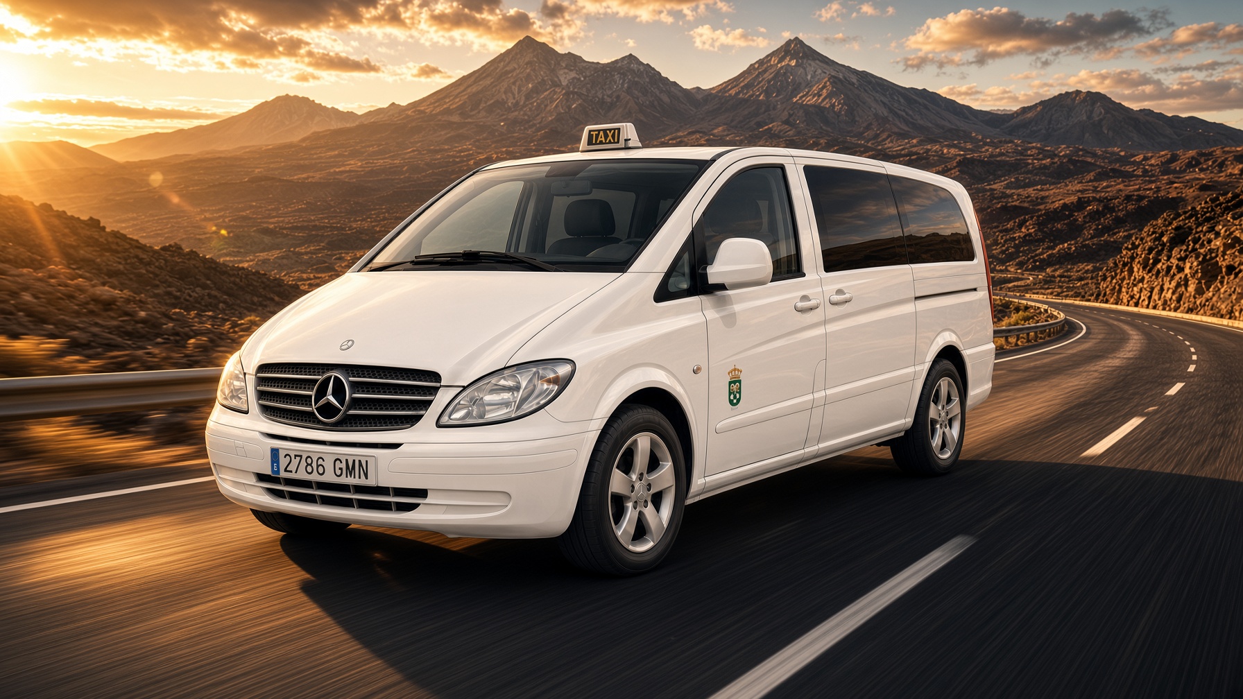 Mercedes Vito blanca de la licencia LM15 en carretera de Tenerife, con el Teide al fondo